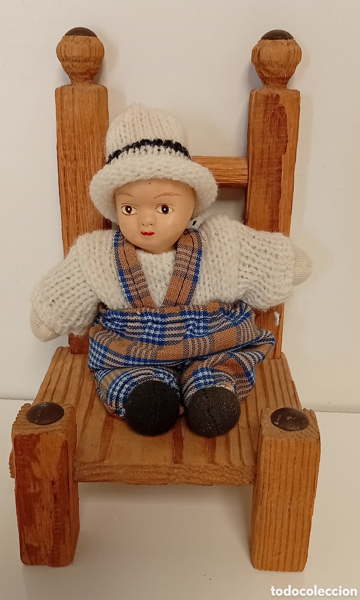 Antig&uuml;edades: SILLA DE MADERA CON MU&Ntilde;ECO DE TRAPO Y BARRO