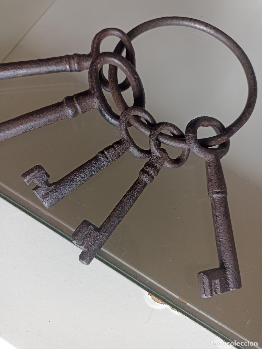 Antig&uuml;edades: Manojo de 5 llaves con su aro - Foto 3