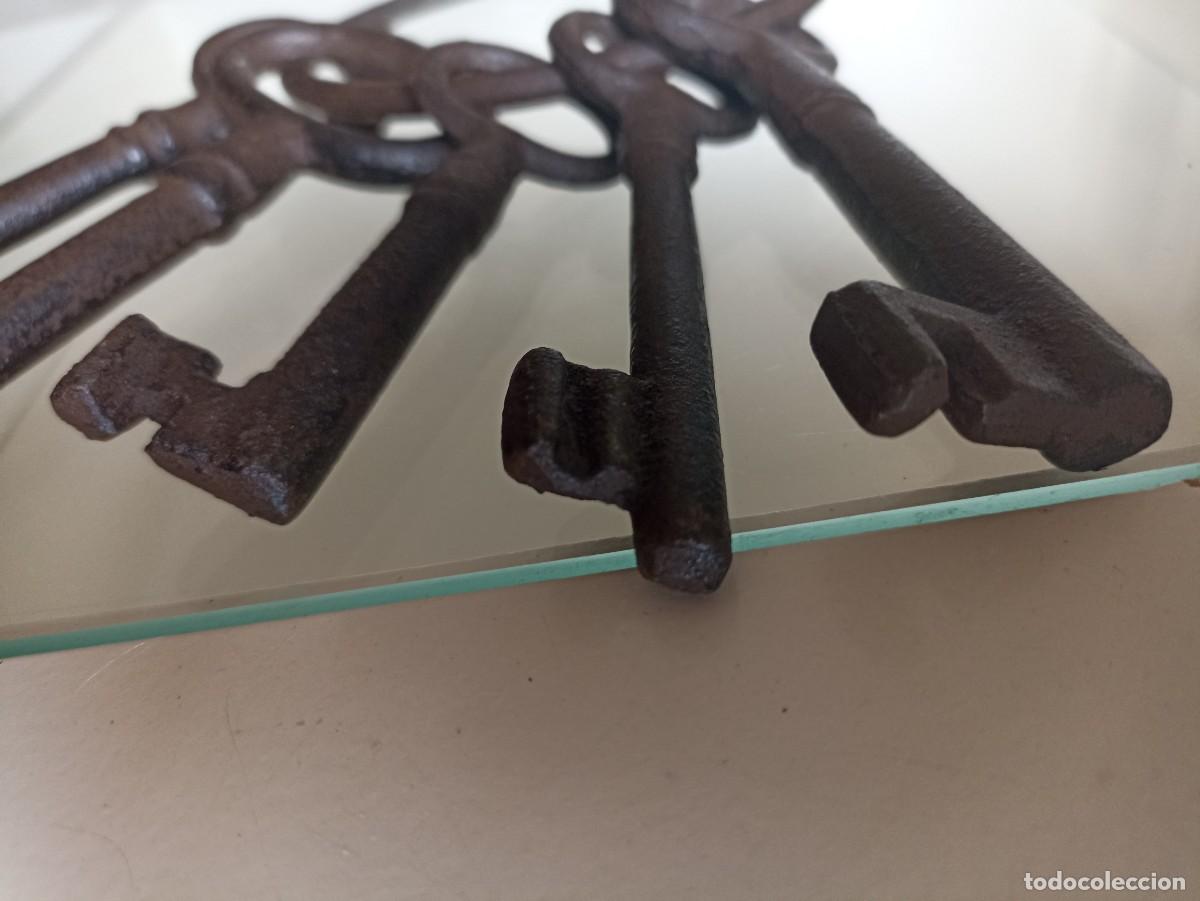 Antig&uuml;edades: Manojo de 5 llaves con su aro - Foto 6