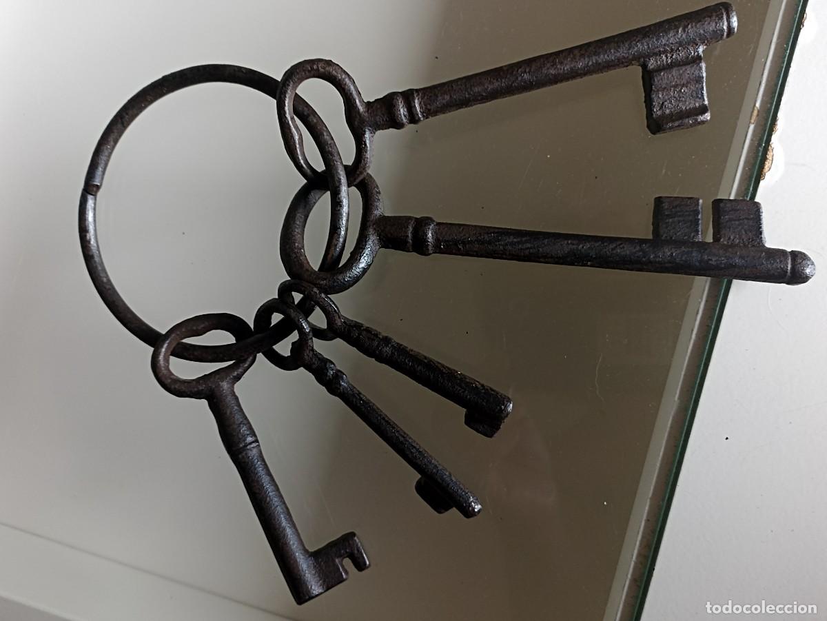 Antig&uuml;edades: Manojo de 5 llaves con su aro - Foto 7