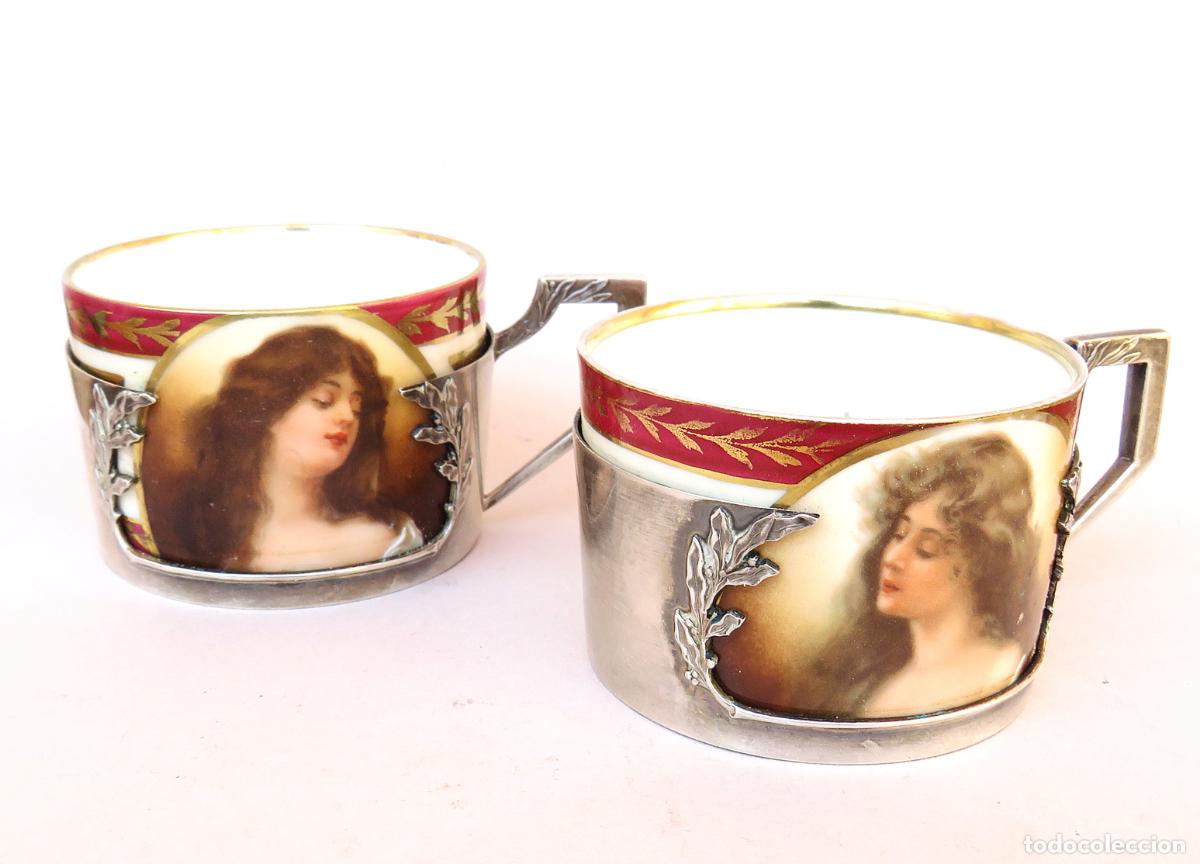 Antig&uuml;edades: Dos peque&ntilde;as tazas en porcelana decorada a mano y plata punzonada. Modernistas. Hacia 1900.