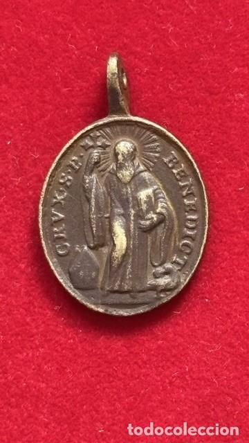 Antig&uuml;edades: Medalla San Benito de Nursia, siglo XVIII, 3x1,7 cm y 4,5 grs