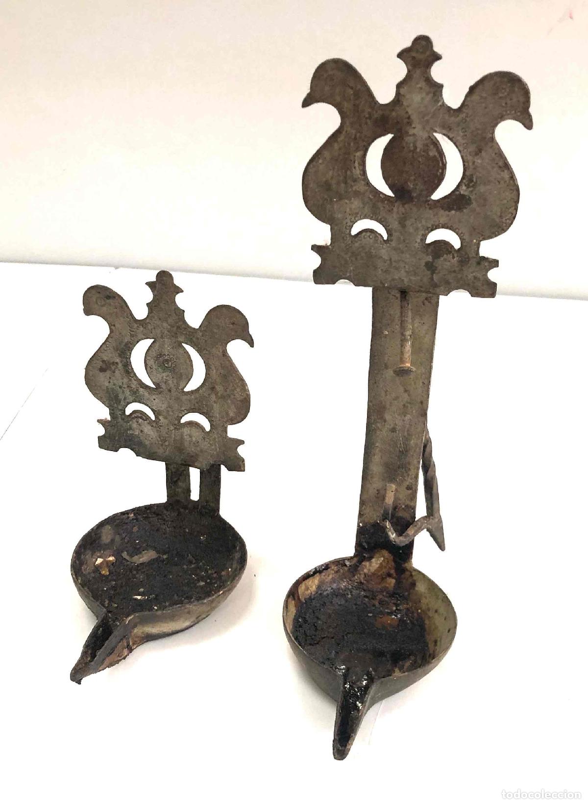 Antig&uuml;edades: JUEGO DE 2 LAMPARAS DE ACEITE EN HIERRO FORJADO. UNA DE ELLAS COLGANTE