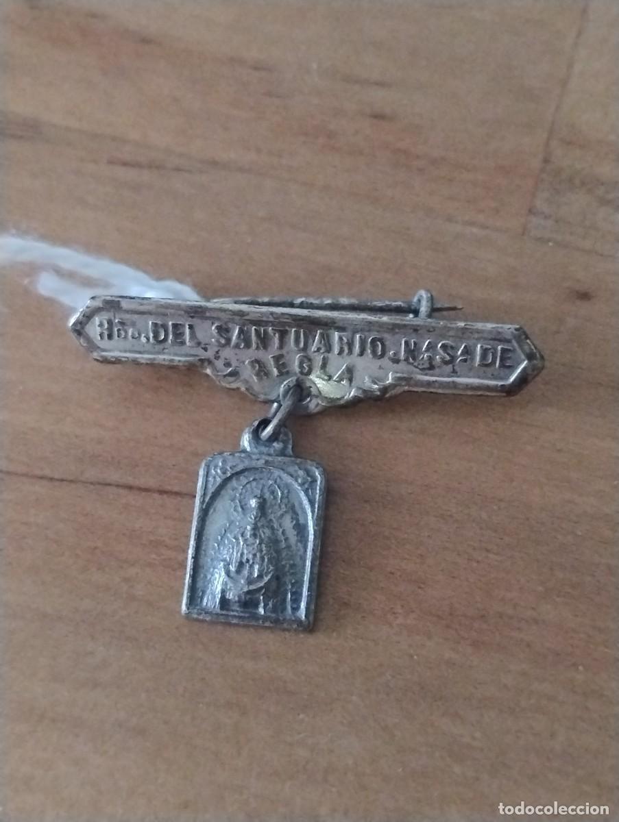 Antig&uuml;edades: Antigua medallita religiosa con pasador. Santuario de Nuestra Se&ntilde;ora de Regla.