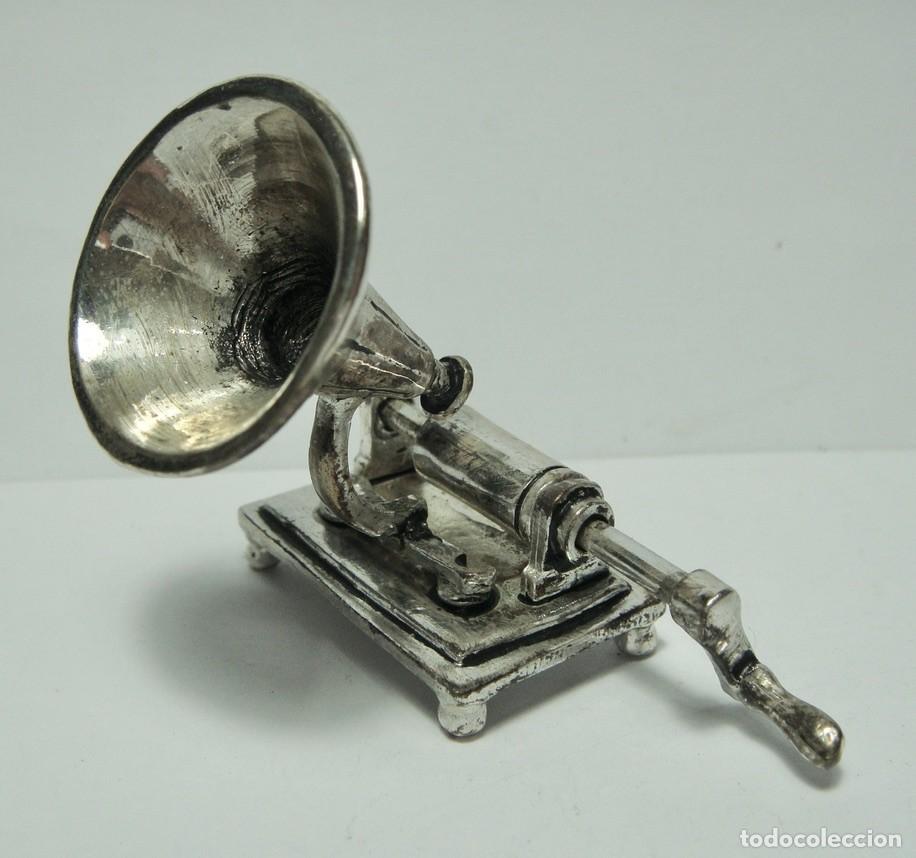 Antig&uuml;edades: Miniatura de fon&oacute;grafo de cilindro con bocina &middot; Metal con ba&ntilde;o de plata