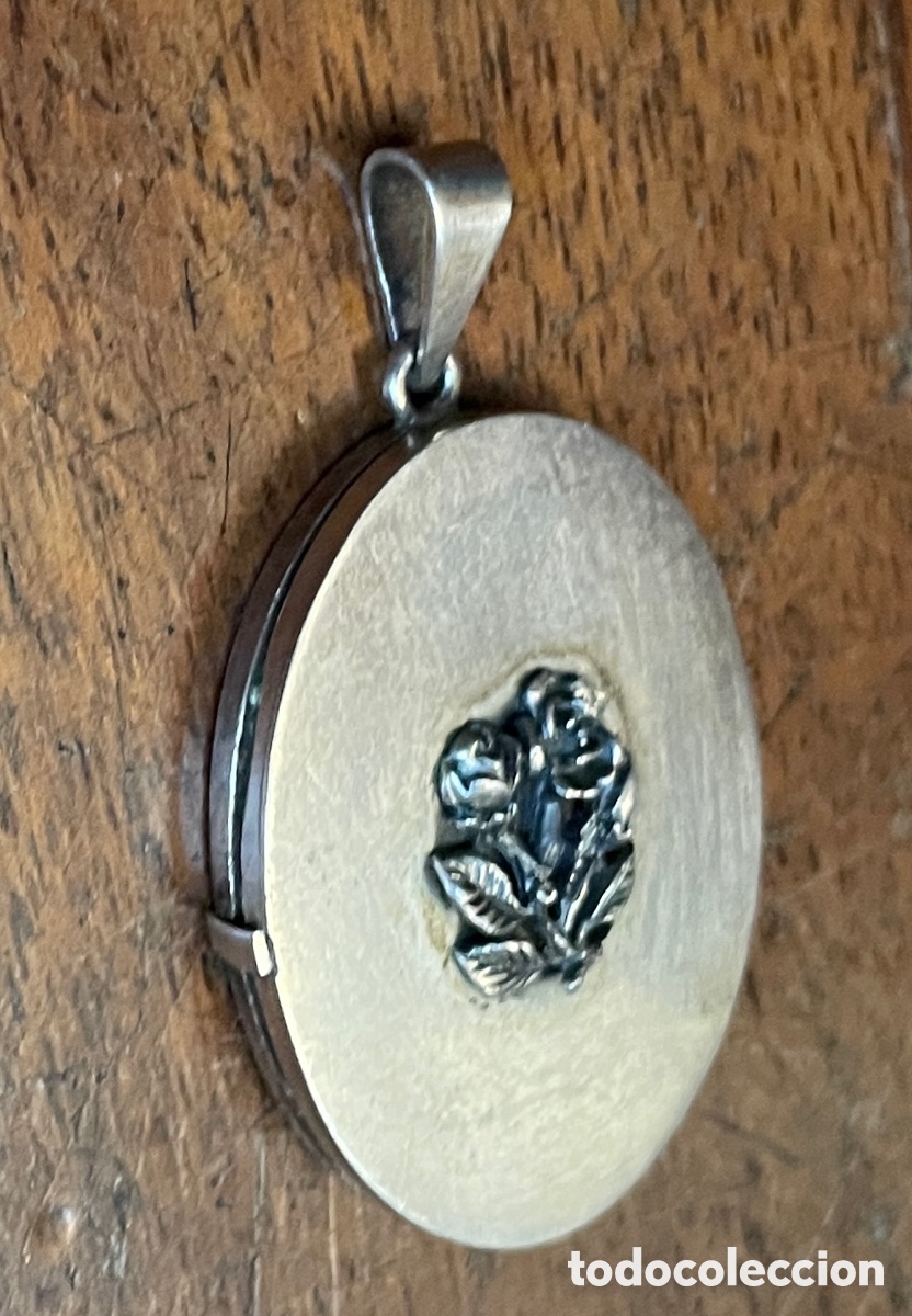 Antig&uuml;edades: Antiguo Guardapelo &Oacute;valo de Plata con Relieve de Rosas - Medall&oacute;n Portafotos Vintage