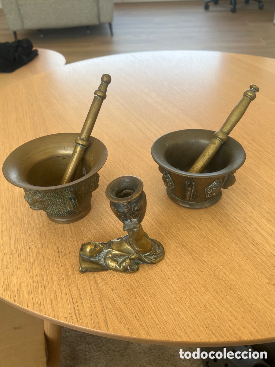 Antig&uuml;edades: Lote de Bronce Antiguo: Pareja de Almireces con Mazas + Palmatorio Figurativo &Aacute;nfora
