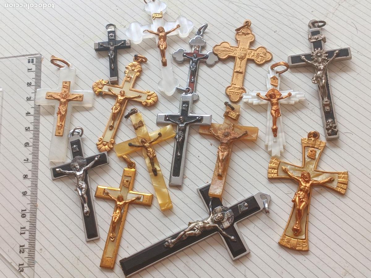 Antig&uuml;edades: LOTE DE 15 CRUCES RELIGIOSAS