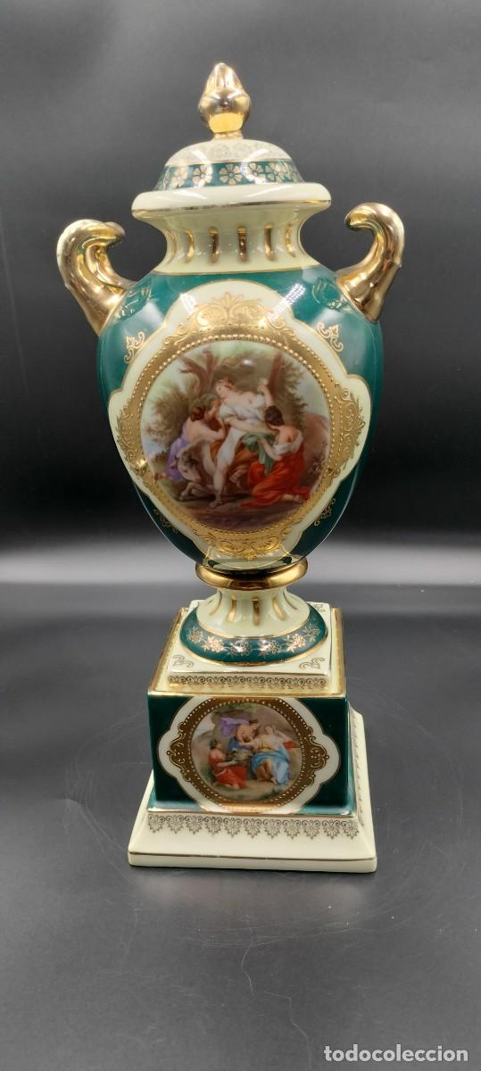 Antig&uuml;edades: Victoria Schmidt & Co. (Altrohlau / Star&aacute; Role) &ndash; Porcelanowa waza amfora na postumencie, lata 30.
