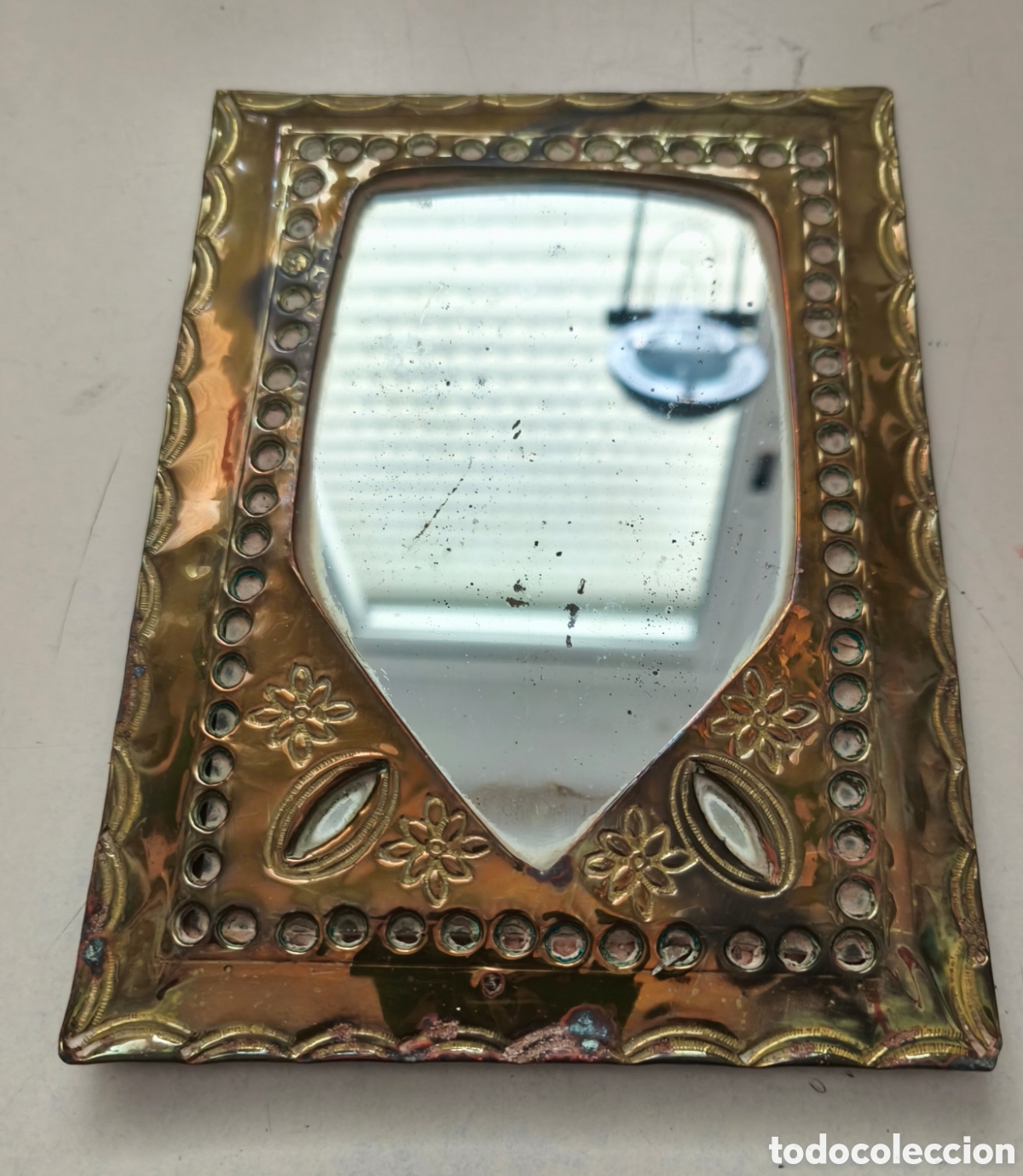 Antig&uuml;edades: Precioso espejo antiguo de estilo arabesco en lat&oacute;n cincelado a mano.