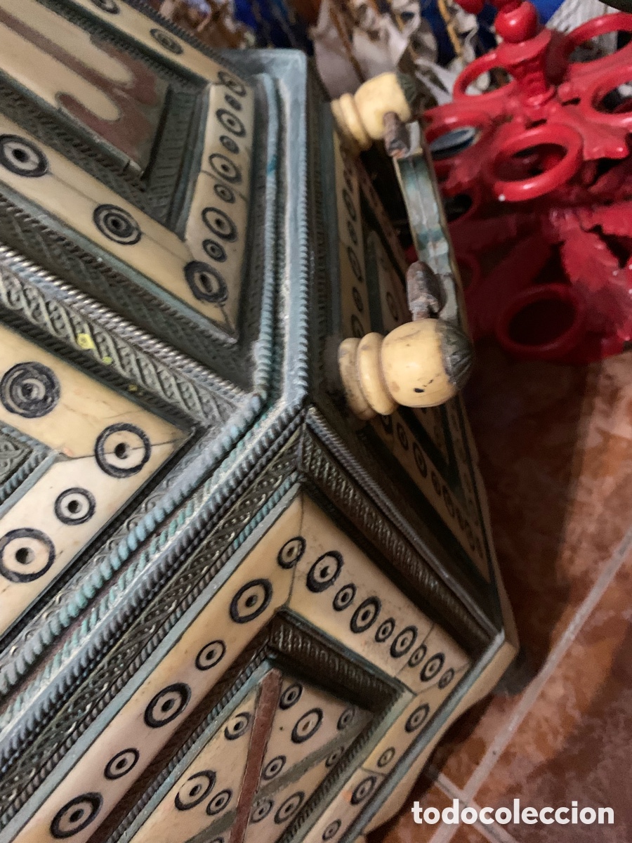 Antig&uuml;edades: Arca &aacute;rabe hueso y metal octogonal - Foto 4