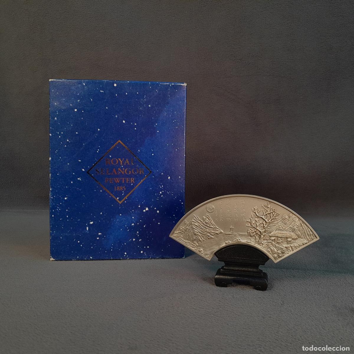 Antiques: PLACA DE SOBREMESA EN FORMA DE ABANICO DE PELTRE ROYAL SELANGOR. SIGLO XX.