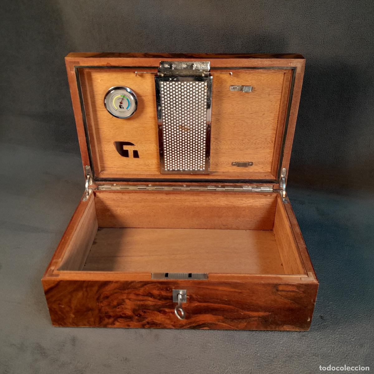 Antig&uuml;edades: CAJA HUMIDOR DE SOBREMESA EN MADERA. SIGLO XX.