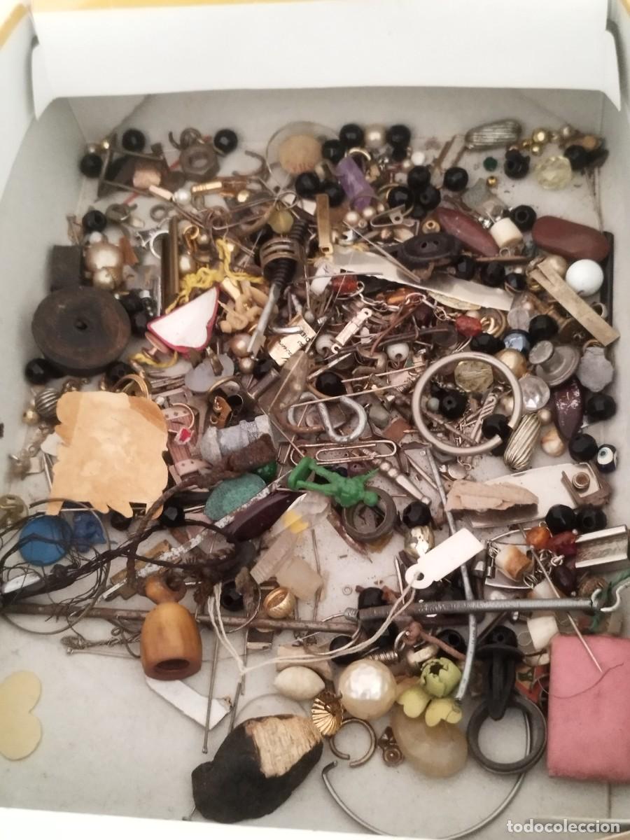 Antig&uuml;edades: peque&ntilde;os objetos, abalorios, piezas de bisuter&iacute;a rota, cuentas y peque&ntilde;os accesorios de metal o pl&aacute;s