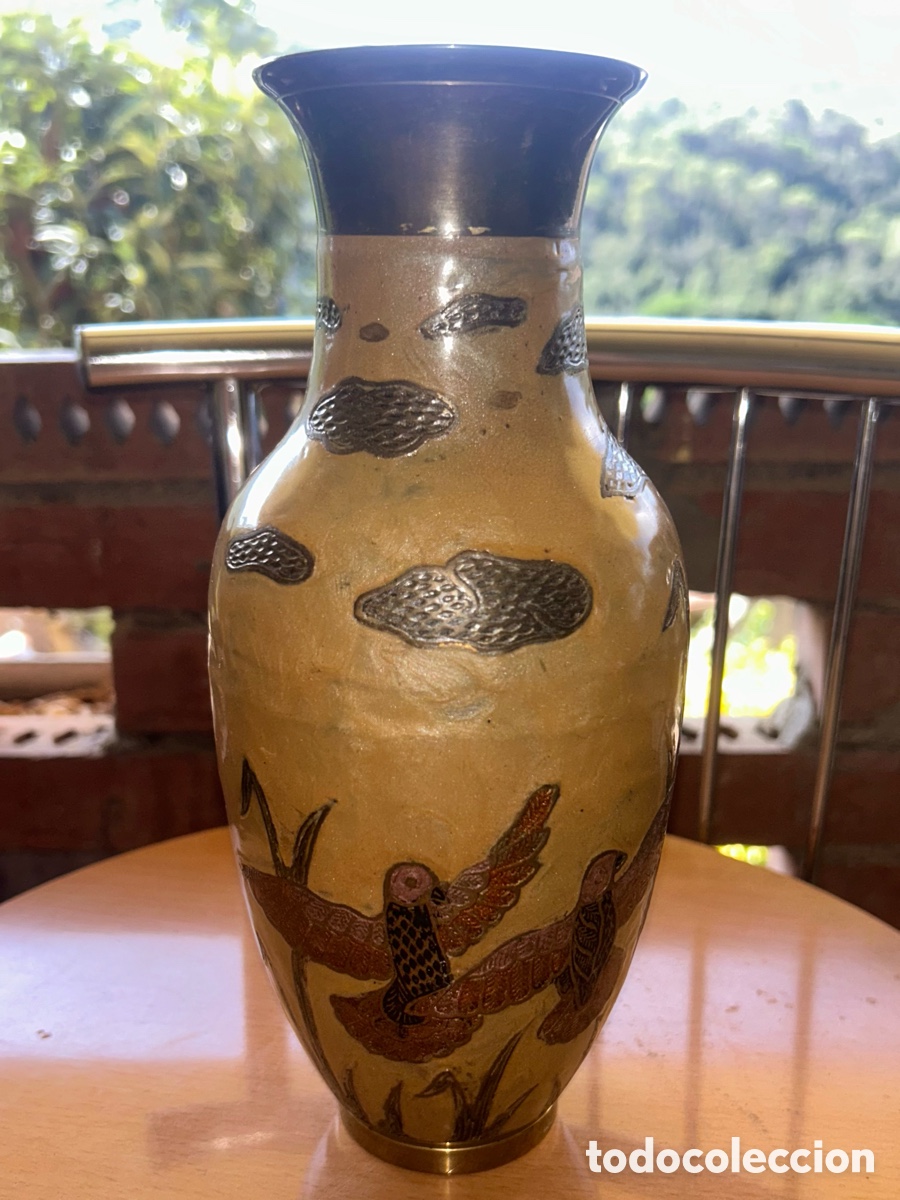 Antig&uuml;edades: Jarr&oacute;n vintage de lat&oacute;n grabado y esmaltado - Hecho en India
