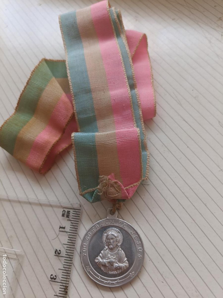 Antig&uuml;edades: Medalla antigua religiosa con banda