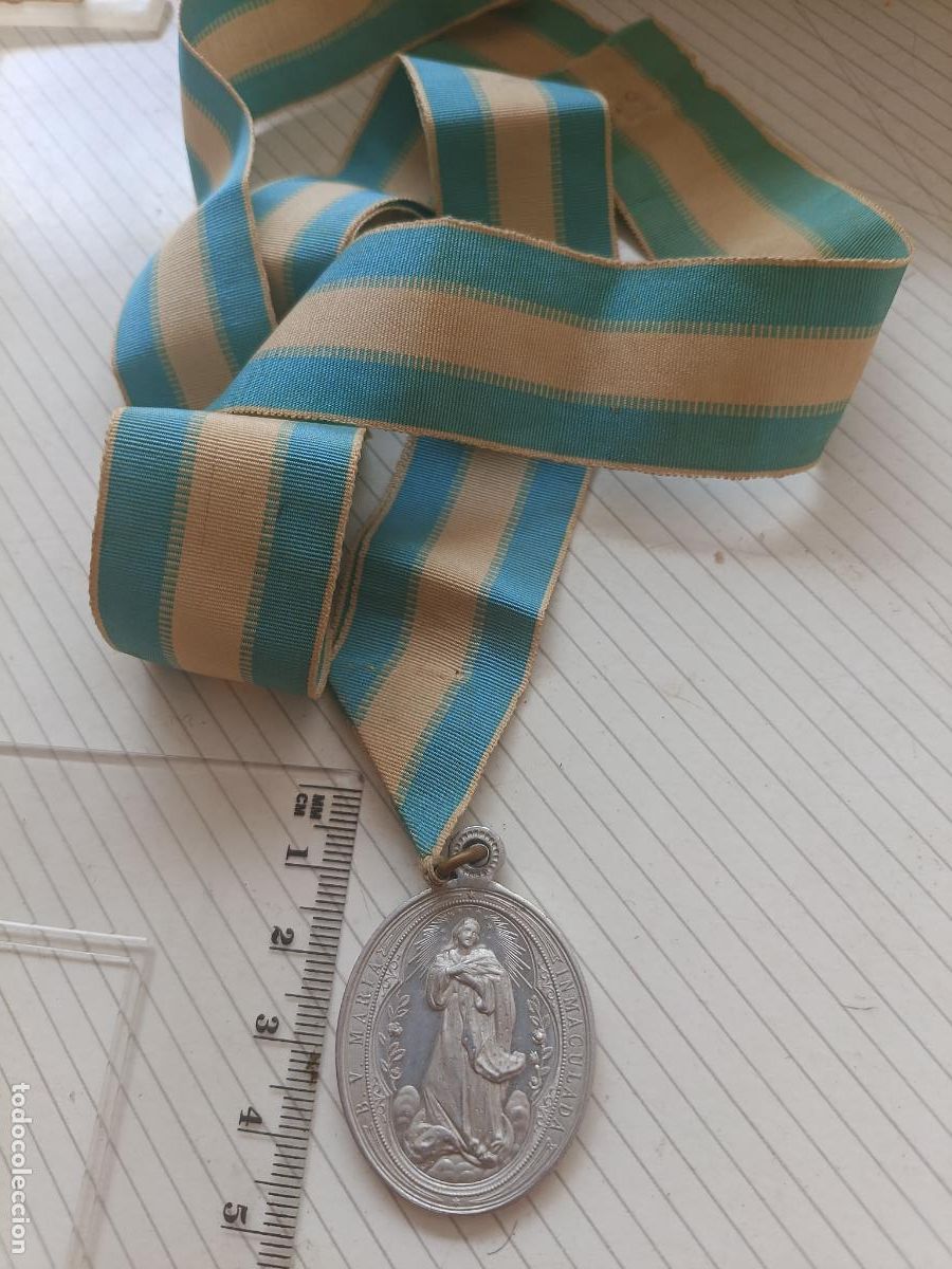 Antig&uuml;edades: Medalla antigua religiosa con banda