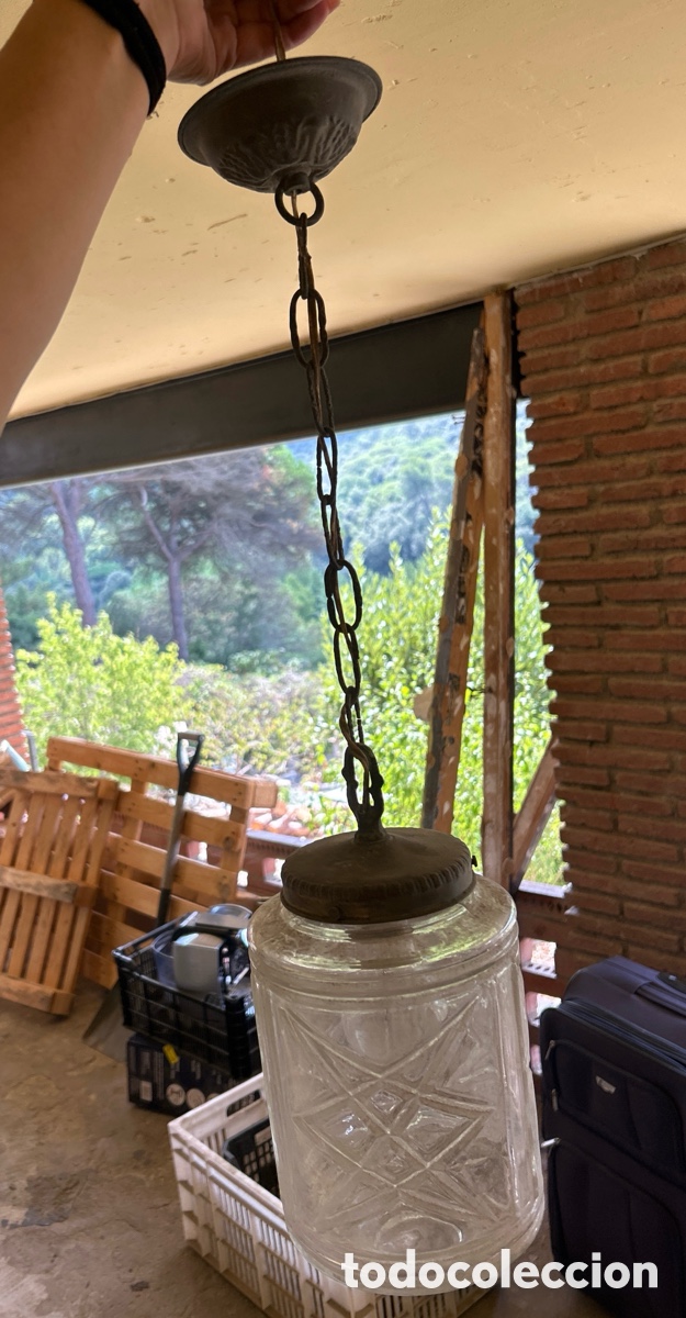Antig&uuml;edades: Farol con tulipa de cristal tallado y cadena de metal