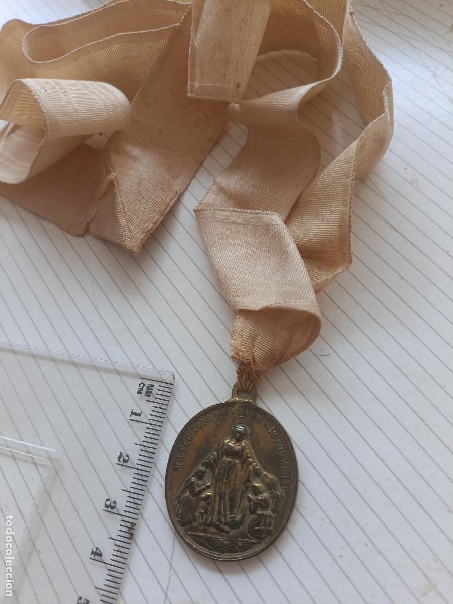 Antig&uuml;edades: Medalla antigua religiosa con banda. Hijas de la Inmaculada Concepci&oacute;n