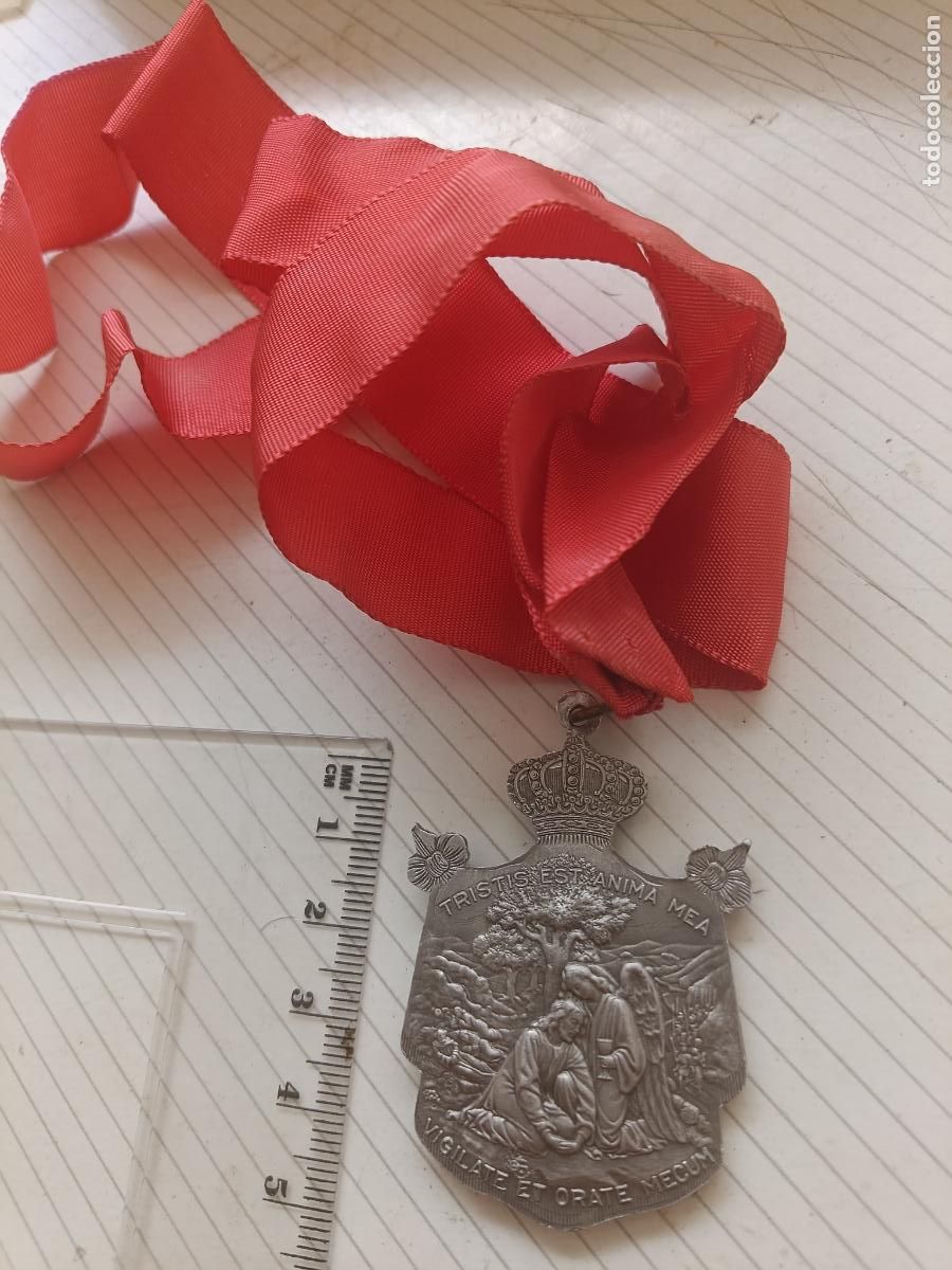 Antig&uuml;edades: Medalla antigua religiosa con banda