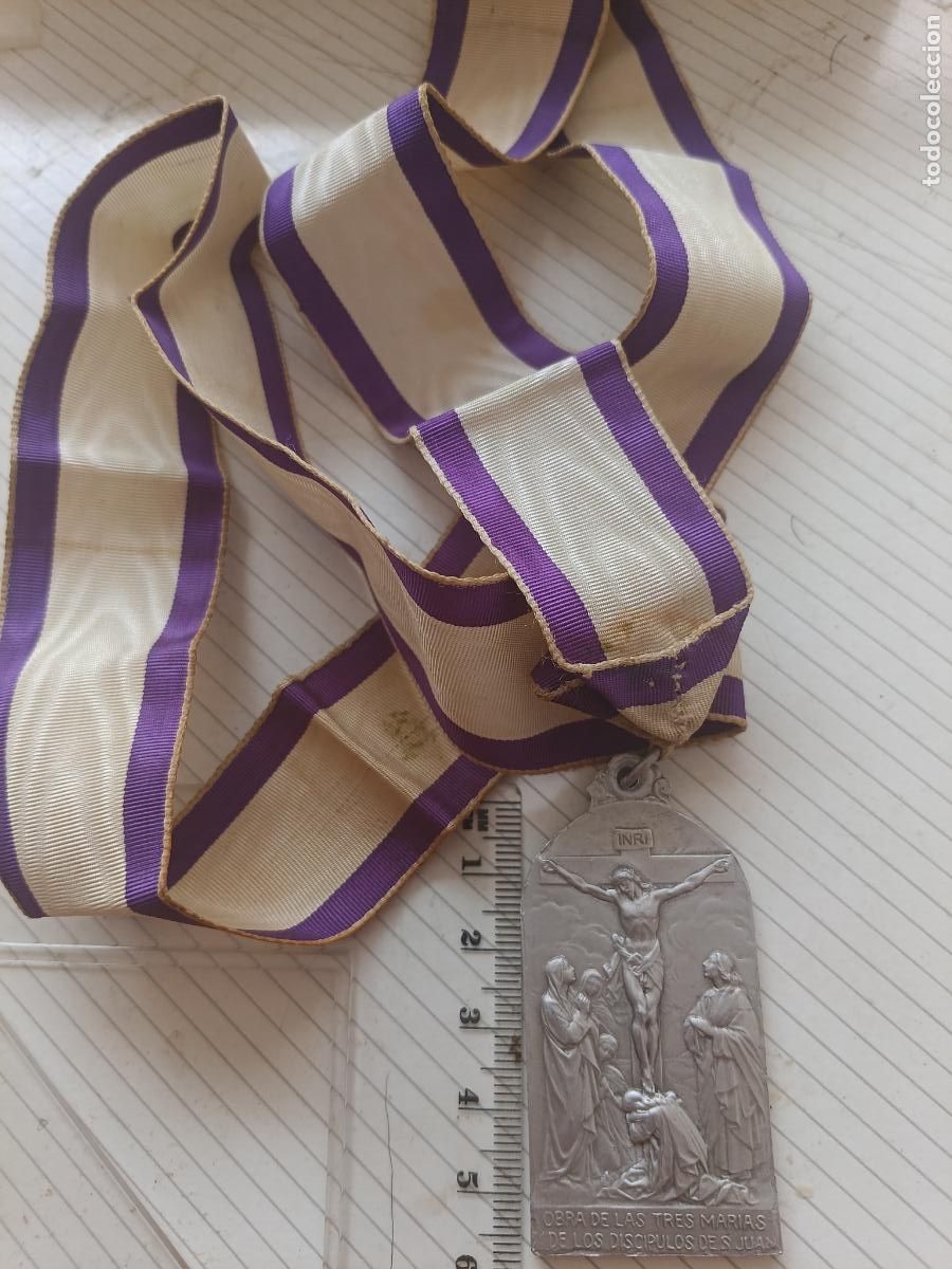 Antig&uuml;edades: Medalla antigua religiosa con banda