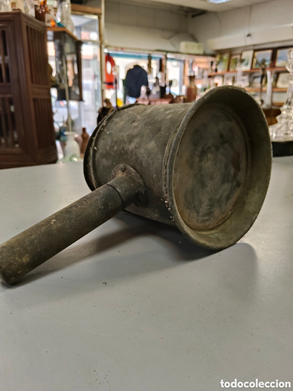 Antig&uuml;edades: Farol o linterna de se&ntilde;alizaci&oacute;n ferroviaria antiguo o un recipiente met&aacute;lico vintage de tipo indust