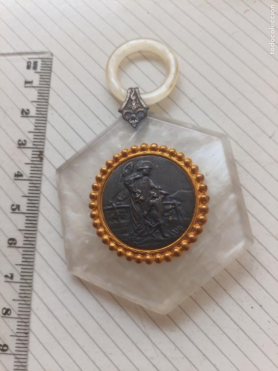 Antig&uuml;edades: Angel de la Guarda. Medalla nacarada para colgar