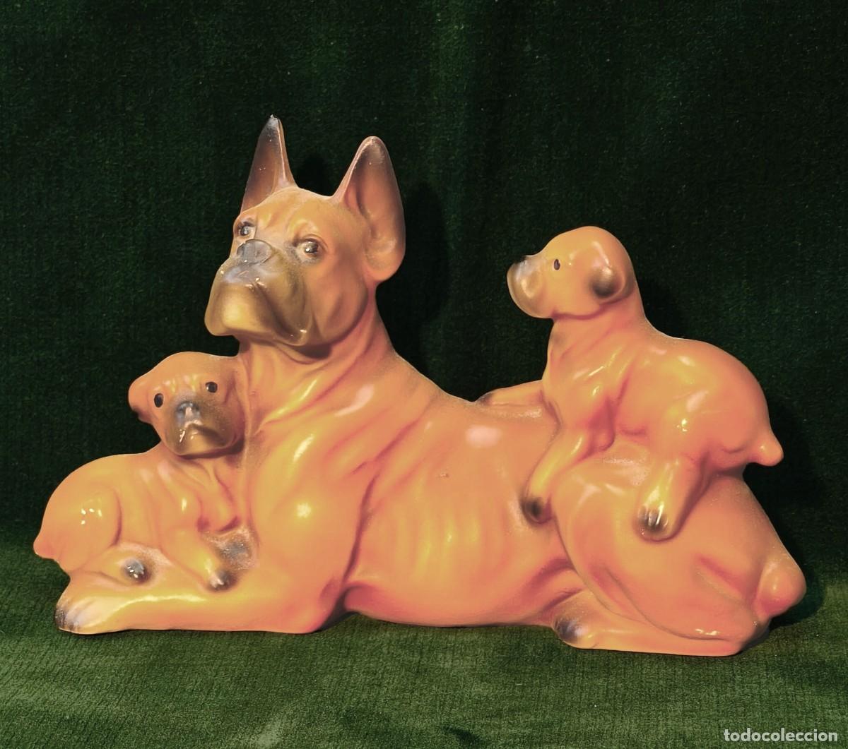 Antig&uuml;edades: Figura de boxer con sus cachorros