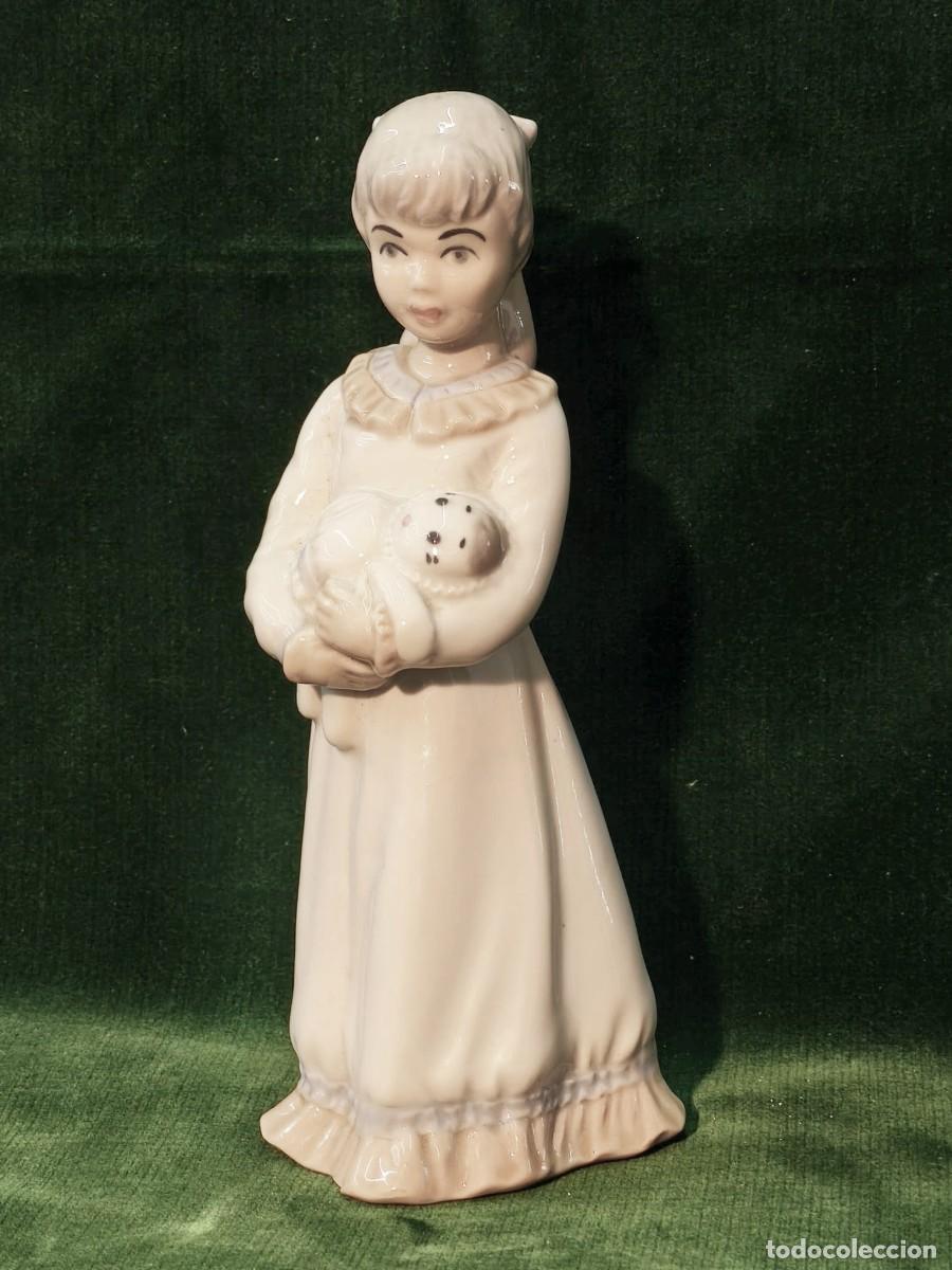 Antig&uuml;edades: Figura de ni&ntilde;a en porcelana
