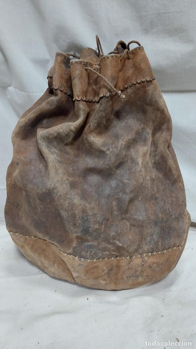 Antig&uuml;edades: Antigua morral de pastor en cuero