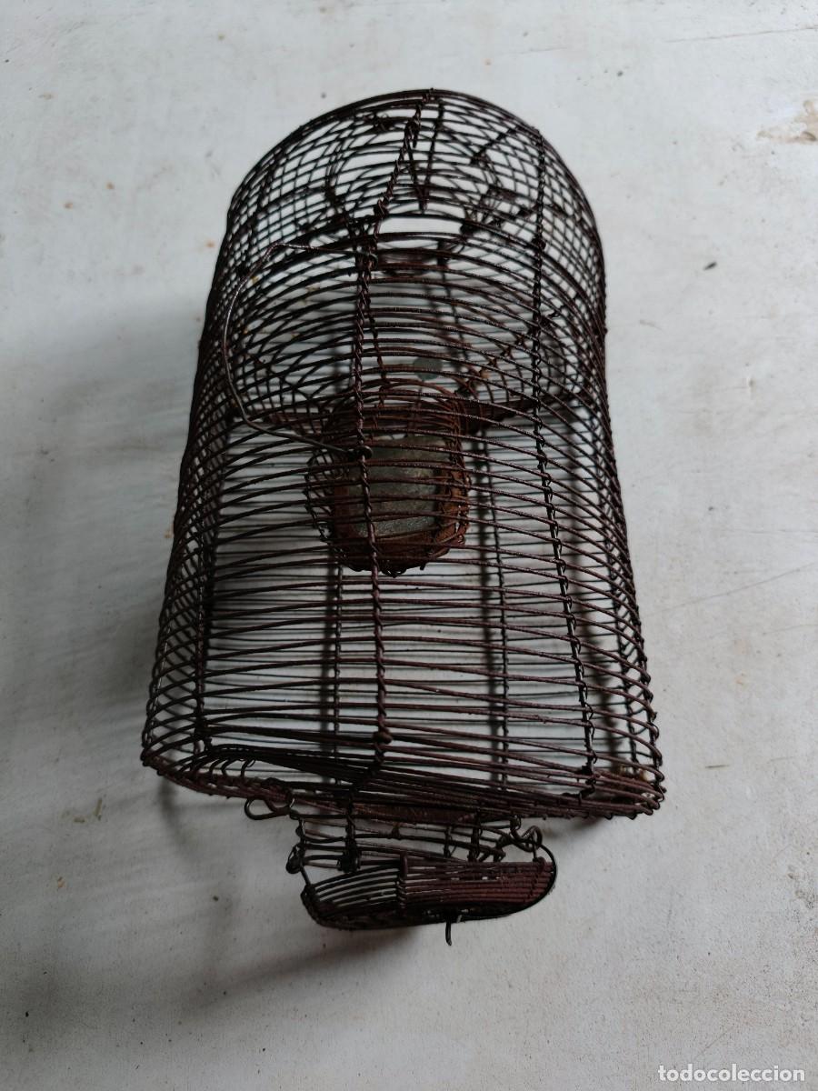 Antig&uuml;edades: jaula antigua de alambre.