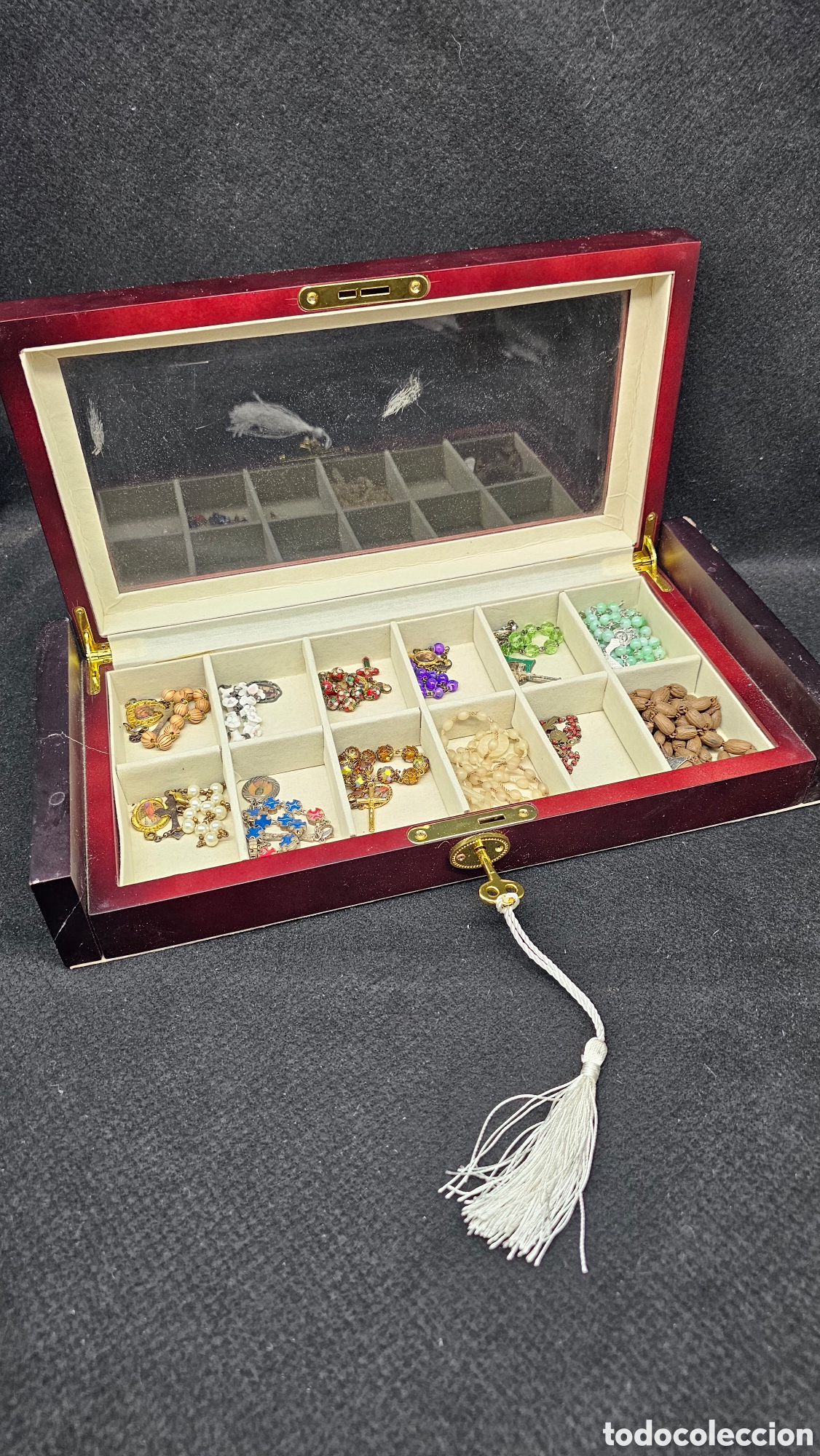 Antig&uuml;edades: Colecci&oacute;n de rosarios con cajita expositora
