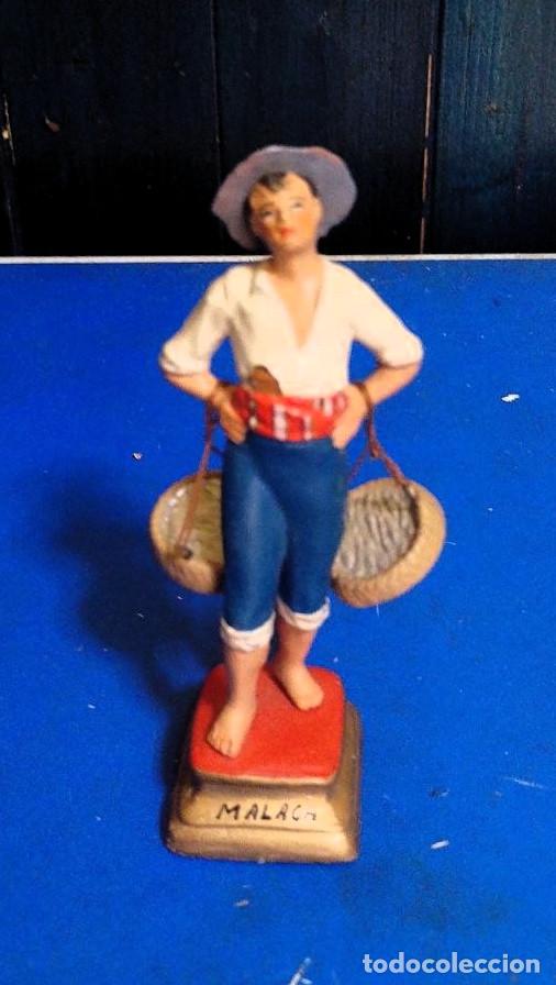 Antig&uuml;edades: figura de barro malague&ntilde;o costumbrista &rdquo;cenachero&rdquo; 12 cm primera mitad del siglo XX