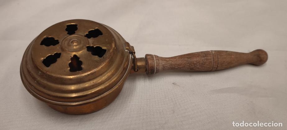 Antig&uuml;edades: PEQUE&Ntilde;O CALENTADOR ANTIGUO DE LATON Y MADERA, 15 CM