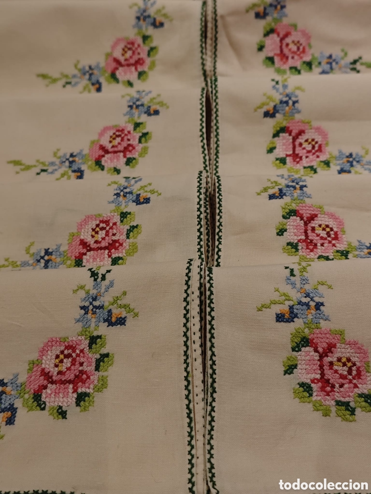 Antig&uuml;edades: 12 servilletas en tela de algod&oacute;n bordadas con motivos florales en punto de cruz.