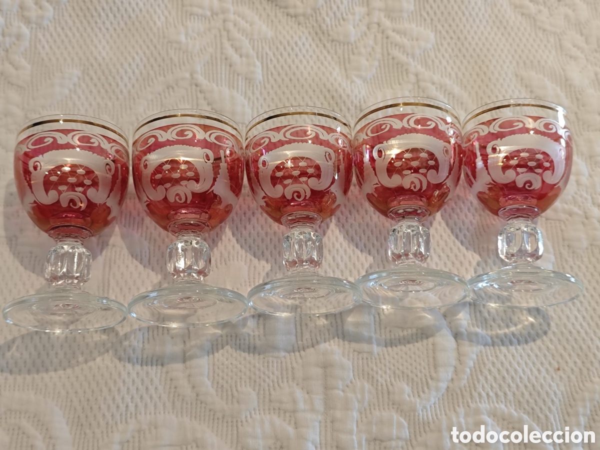 Antig&uuml;edades: 5 copas licor de color talladas a mano