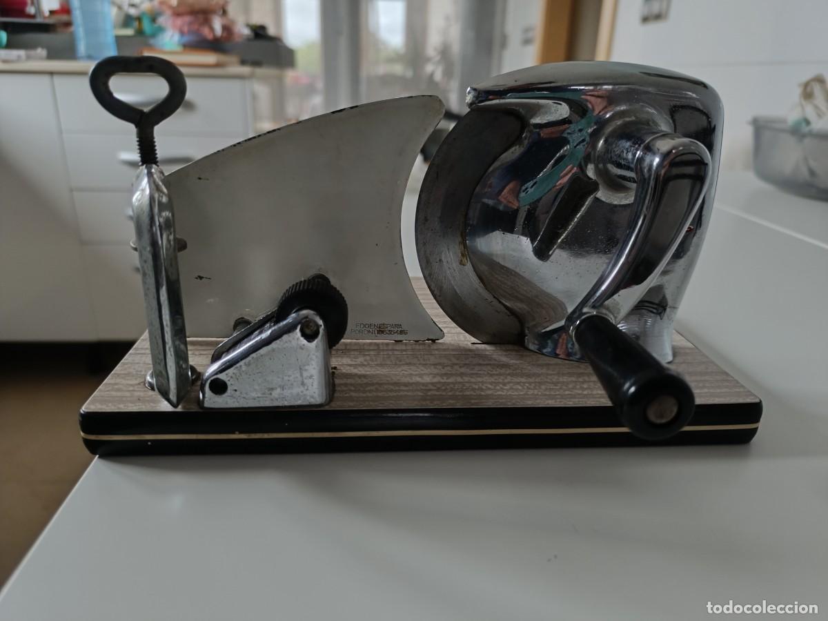 Antig&uuml;edades: Cortadora de fiambres manual de la marca Bernar