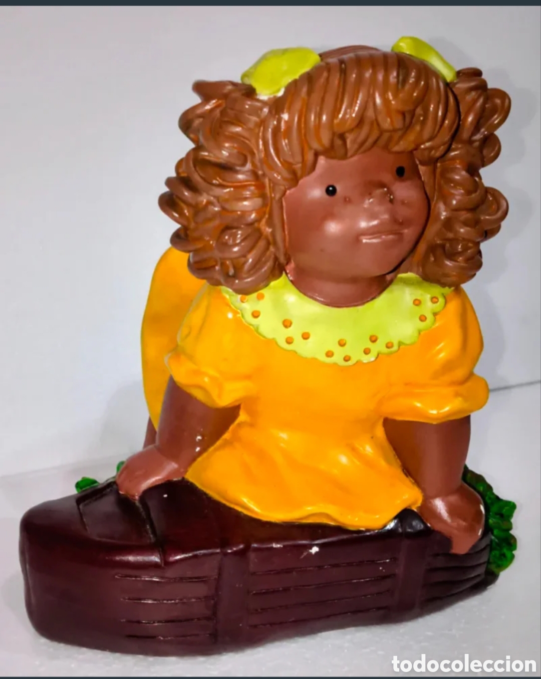 Antig&uuml;edades: Figura vintage ni&ntilde;a con vestido amarillo