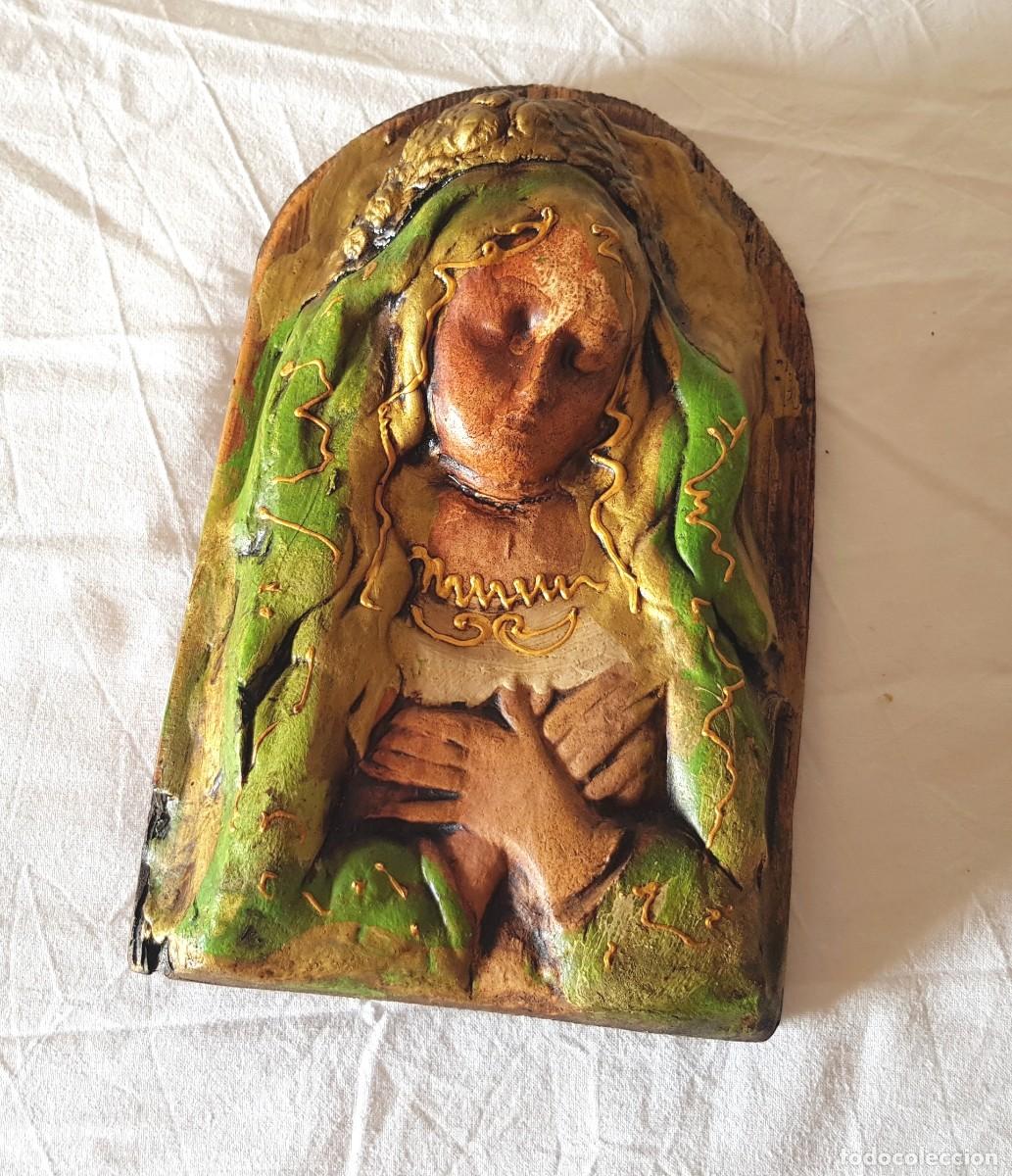 Oggetti Antichi: Escultura votiva de la Virgen Mar&iacute;a en alto relieve sobre panel de madera y terracota hecho a mano