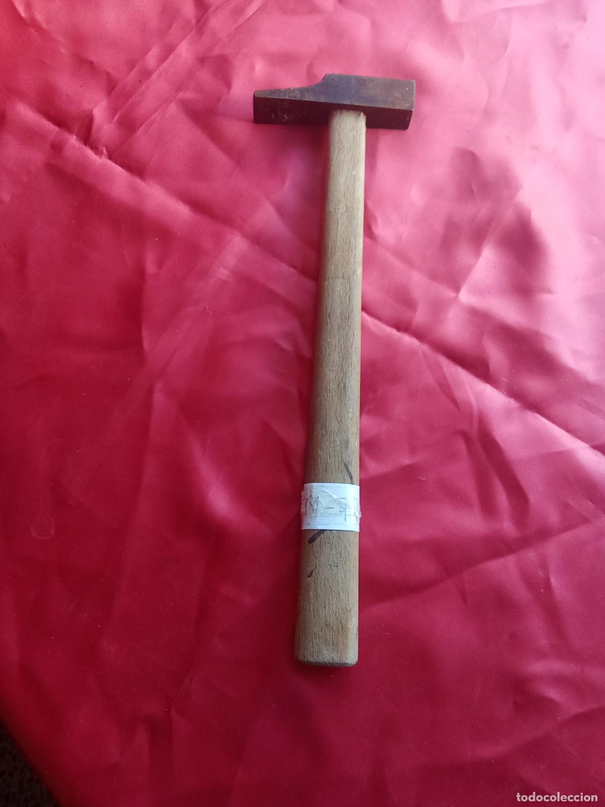 Antig&uuml;edades: Martillo en uso M-77. Caja Martillos