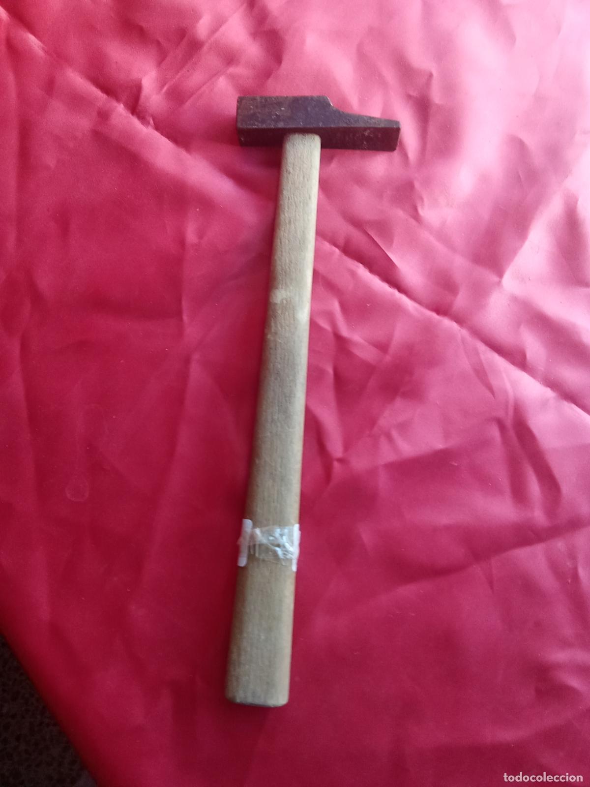 Antig&uuml;edades: Martillo en uso M-77. Caja Martillos