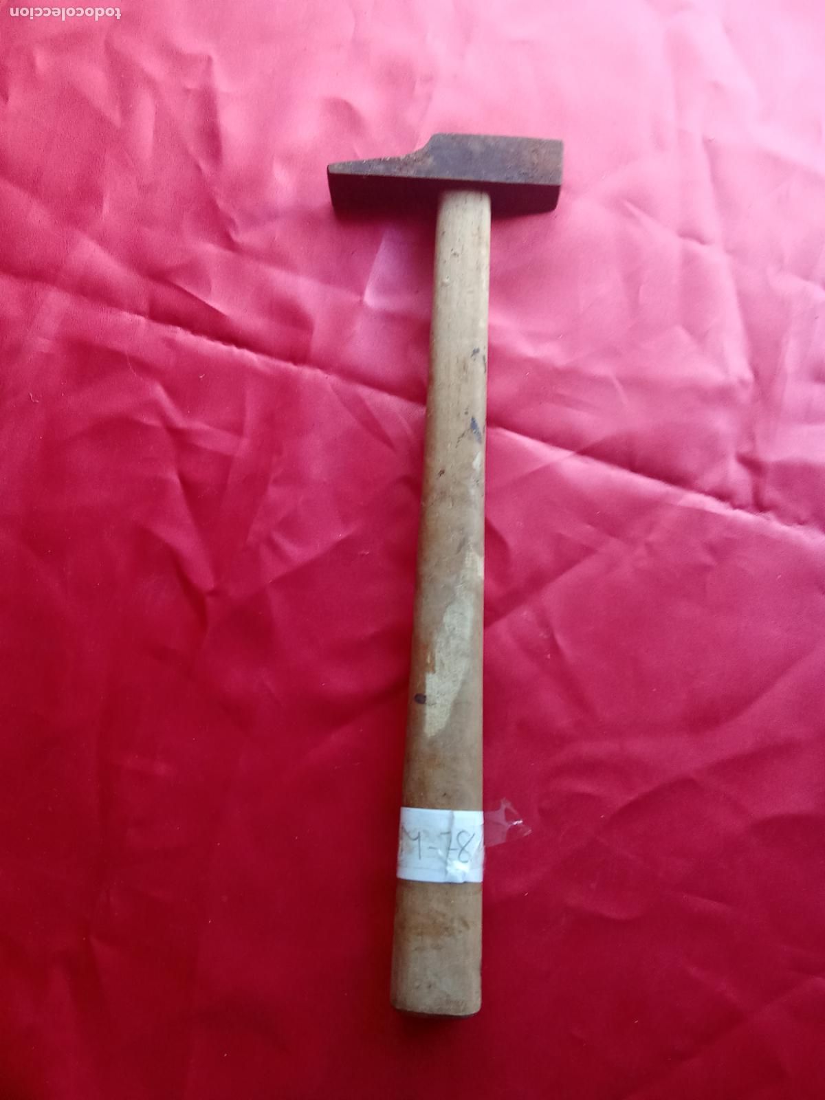 Antig&uuml;edades: Martillo en uso M-78. Caja Martillos