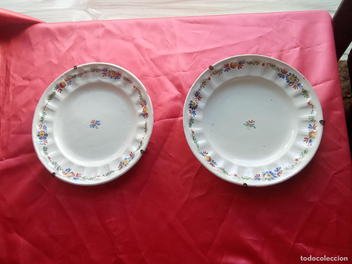 Antig&uuml;edades: Pareja de antiguos platos de alcora, serie del ramito. Vitrina Pasillo