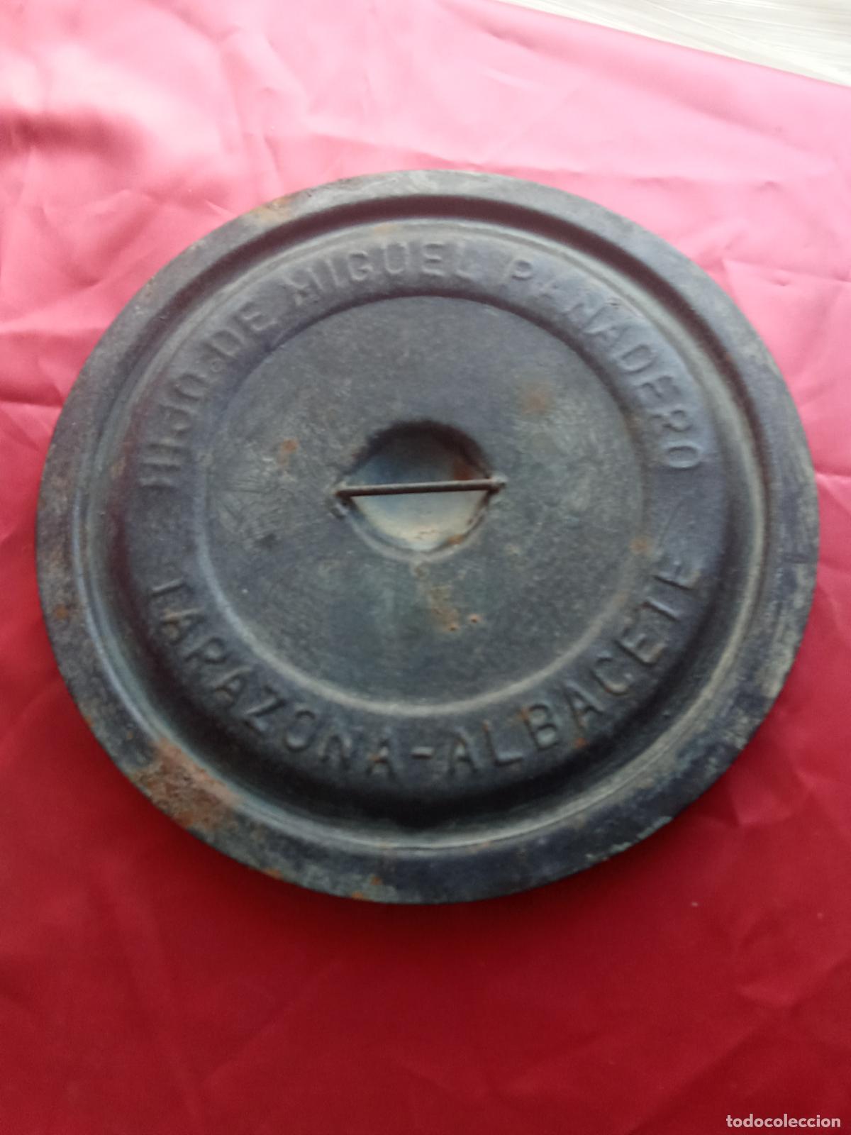 Antig&uuml;edades: Tapa de estufa antigua hijo de Miguel Panadero Tarazona Albacete. Caja Hierros