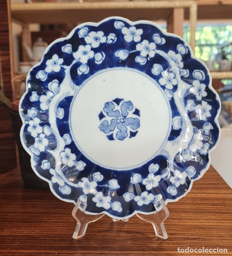 Antig&uuml;edades: Plato de Porcelana China Azul y Blanco con Flores de Ciruelo, Dinast&iacute;a Qing (h. 1870-1900)