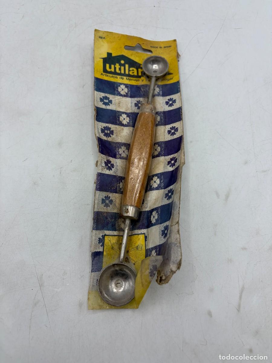 Antig&uuml;edades: CUCHARA DOBLE PARA MEL&Oacute;N / VACIADOR DE BOLAS UTILAR &ndash; MANGO DE MADERA &ndash; MADE IN SPAIN &ndash; ANTIGUA SIN
