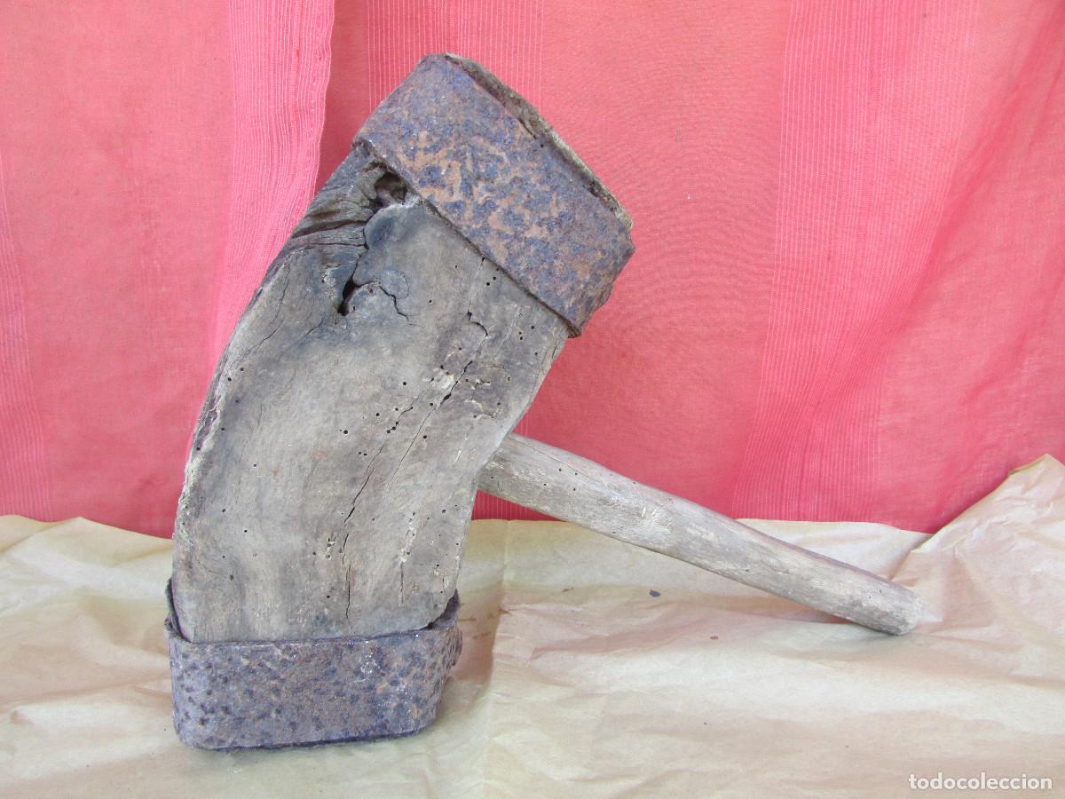Antig&uuml;edades: Martillo mazo de tonelero en madera de casta&ntilde;o y olivo y aros hierro . Centenario. 53kg