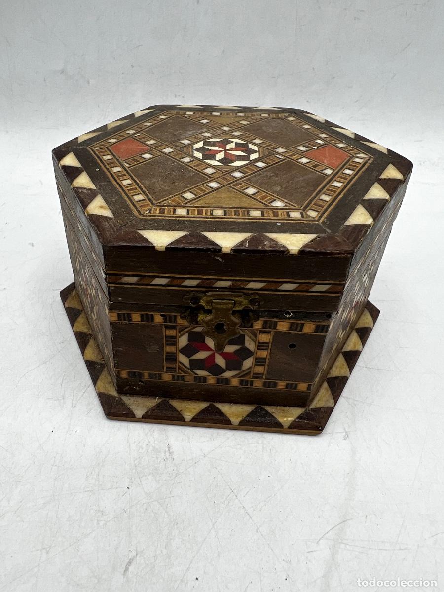 Antig&uuml;edades: CAJA MADERA ARTESANAL. EXAGONAL CON TARACEA. VAC&Iacute;A. 11,5 x 6,5 CM.
