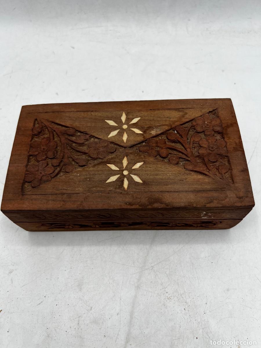 Antig&uuml;edades: CAJA MADERA TALLADA CON MOTIVO FLORALES. 17,5 x 9,5 x 5,5 CM.