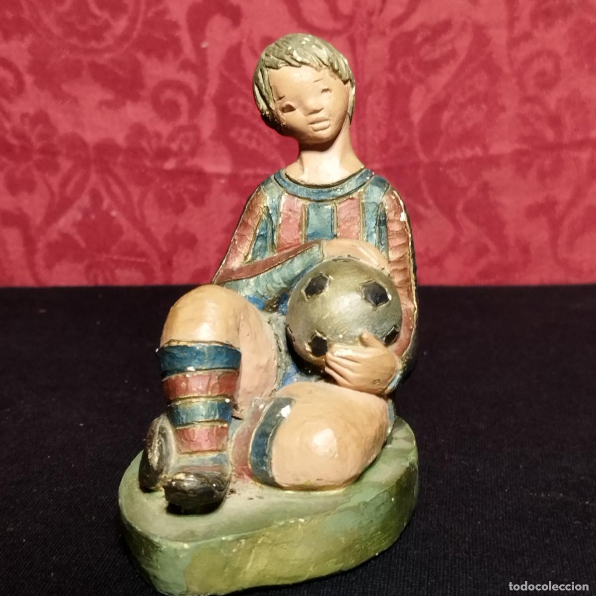 Antig&uuml;edades: FIGURA / ESCULTURA JUGADOR FUTBOL CLUB BARCELONA SENTADO BALON - FIRMA OLIVER - MUNDIAL ESPA&Ntilde;A 1982